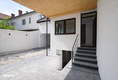 Casă cu 4 camere decomandat în Central