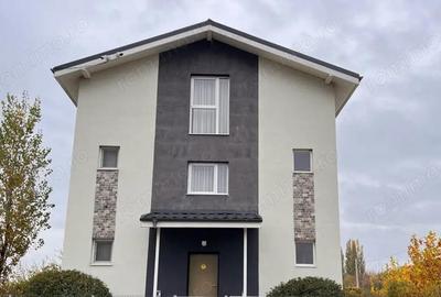 Casă cu 5 camere cu Canalizare în Central