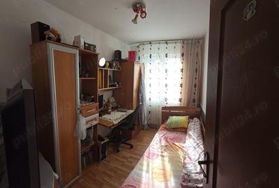 Apartament cu 3 camere semidecomandat în 9 Mai - 9