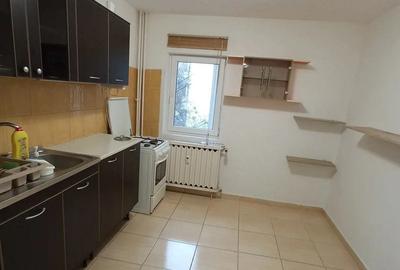 Apartament cu 3 camere semidecomandat în Aviației