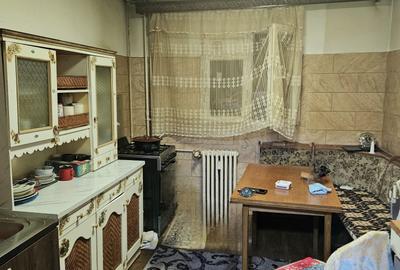 Apartament cu 4 camere semidecomandat în Teiul Doamnei