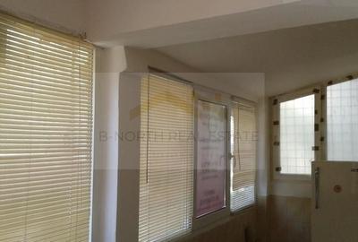 Apartament cu 5 camere semidecomandat în Central