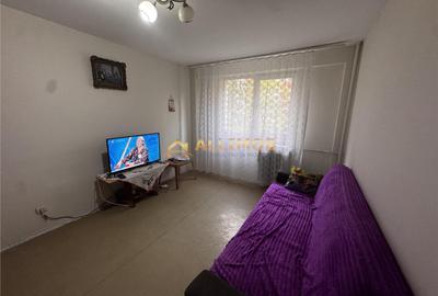 Apartament cu 3 camere semidecomandat în Tei