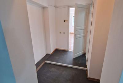 Spațiu comercial, de 50 mp, în Cetatea - 7