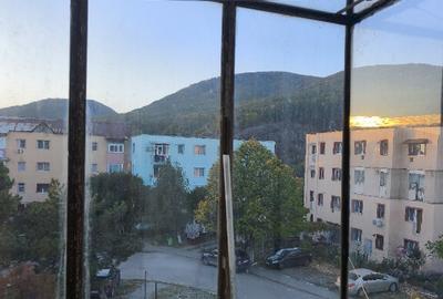 Apartament 3 camere situat in Bumbe?ti Jiu str. Garii - 10