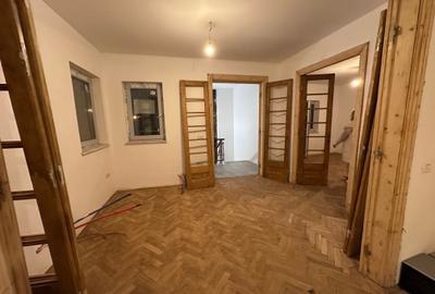 Jumatate din vila interbelica in zona Piata 1 Mai - 9