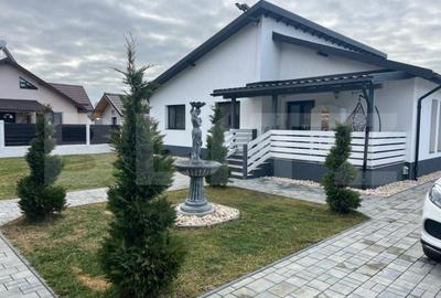 Casă cu 5 camere cu Teren 900 Mp în Priseaca - 1