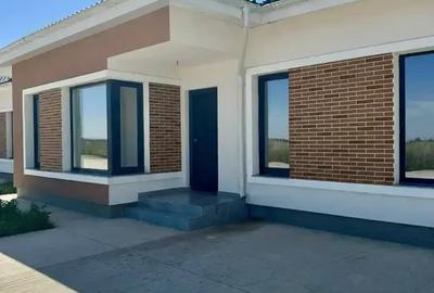 Casă cu 4 camere cu Canalizare în Exterior Sud