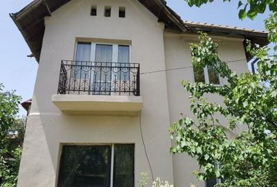 Casă cu 8 camere cu Teren 280 Mp în Sud