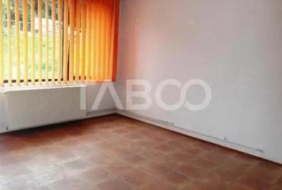 Spațiu comercial, de 60 mp, în Central - 4