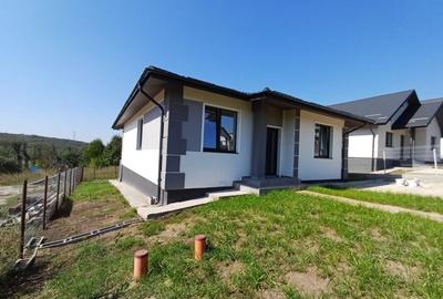 Casa cu 4 camere, 2 bai, beci spatios si 400 mp teren Casa cu 4 camere, 2 bai, beci spatios si 400 mp teren - 1