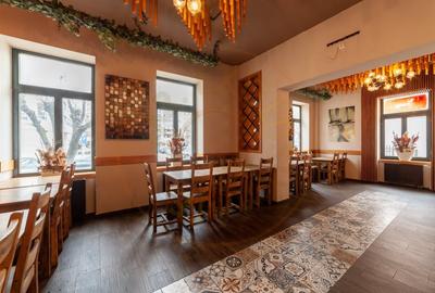 Spațiu comercial, de 200 mp, în Central - 4