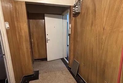 Apartament cu 3 camere semidecomandat în Berceni
