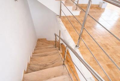 Casă cu 4 camere cu Teren 377 Mp în Traian