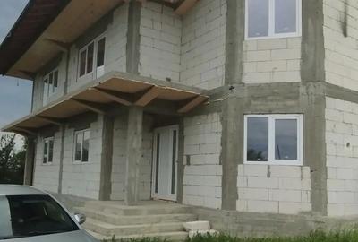 Casă cu 6 camere cu Teren 3000 Mp în Trivale - 1