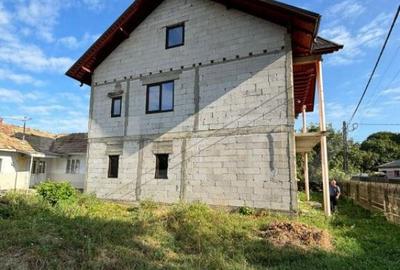 Casă cu 4 camere cu Teren 250 Mp în Central