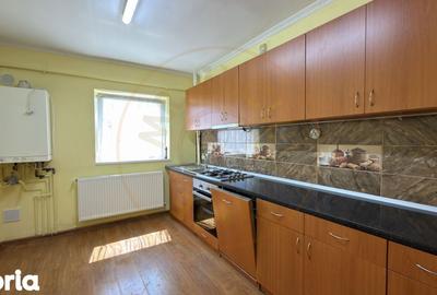 Apartament cu 3 camere semidecomandat în Central - 1