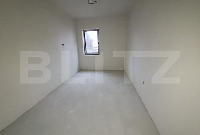 Apartament de vanzare, 3 camere, semidecomandat, bloc nou, zona Pod IRA