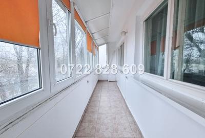 Apartament cu 4 camere semidecomandat în Berceni