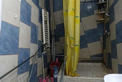 Garsonieră decomandată în Titan