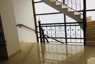 Casă cu 8 camere cu Canalizare în Central - 4