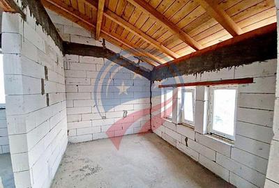 Vila cu 5 camere de vanzare in zona Damila