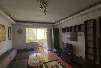 Apartament cu 3 camere decomandat, mobilat în Tractorul