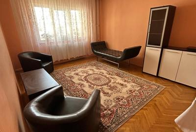 Apartament cu 3 camere, mobilat în Casa de Cultură