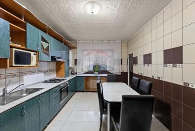 Casa spa?ioasa cu 4 camere ?i spa?iu comercial in Bujac - 3