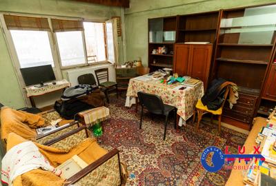 Apartament cu 3 camere decomandat în Pelican