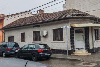 Casă cu Teren 670 Mp în Central - 1