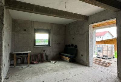 Casă cu 4 camere cu Teren 500 Mp în Șimian - 2