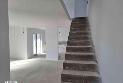 Casă cu 5 camere cu Teren 360 Mp în Malu Mare - 3