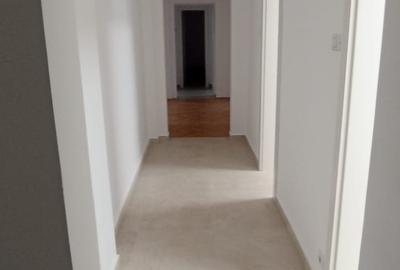 Birou 4 camere decomandate etaj 2 cladire dupa cutremur Universitate metrou - 1