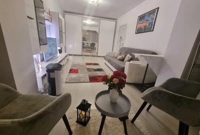 Apartament 3 camere - semidecomandat - etaj 1 - Micro 17 - 2