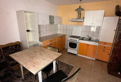 Casă cu 5 camere cu Teren 3000 Mp în Central - 3