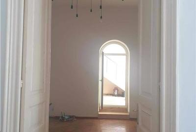 Casă cu 7 camere cu Teren 400 Mp în Central