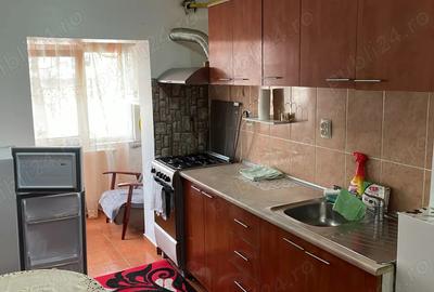 Ofer pentru inchiriere apartament 2 camere decomandat etaj 2 - 7