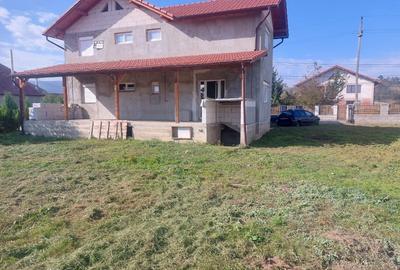 Casă cu 4 camere în Central - 1