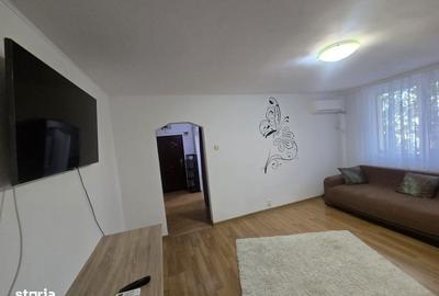 Apartament cu 3 camere semidecomandat în Negru Vodă