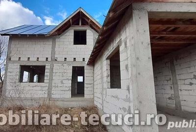 Casa la rosu cu 1000 mp teren in com Munteni, parter ?i mansarda - 3