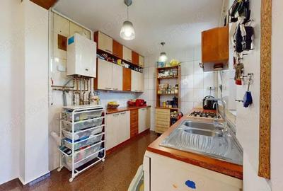 Casă cu 5 camere cu Teren 1200 Mp în Central