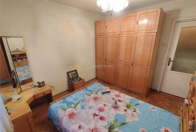 Apartament cu 3 camere semidecomandat, mobilat în Central