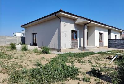 Duplex individual - spatios - canalizare - personalizare interioara - mansardabi