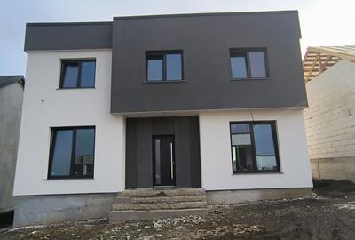 Casă individuală cu 4 camere cu Canalizare în Ipotești - 1