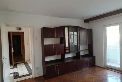 Apartament cu 3 camere decomandat în Girocului