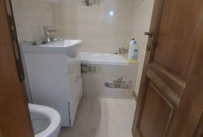 Apartament cu 3 camere decomandat în Micro 6 - 9