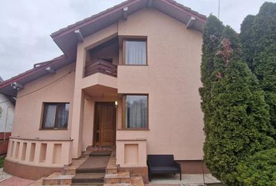 Casă cu 4 camere cu Teren 680 Mp în Central - 1