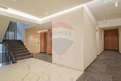 Apartament cu 3 camere semidecomandat, mobilat în Tractorul - 25