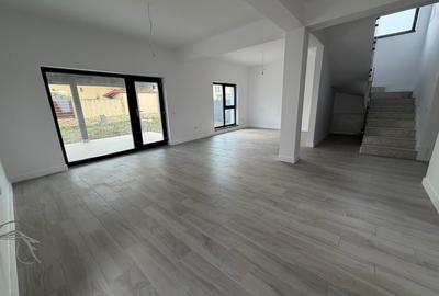 Casă individuală cu 4 camere cu Canalizare în Central - 7